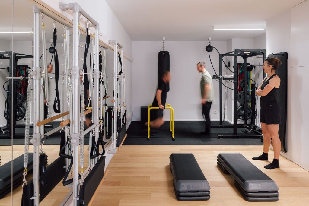 Sesión en pareja de entrenamiento funcional en On pilates Clinic. Sala preparada con todo el material de entrenamiento necesario.