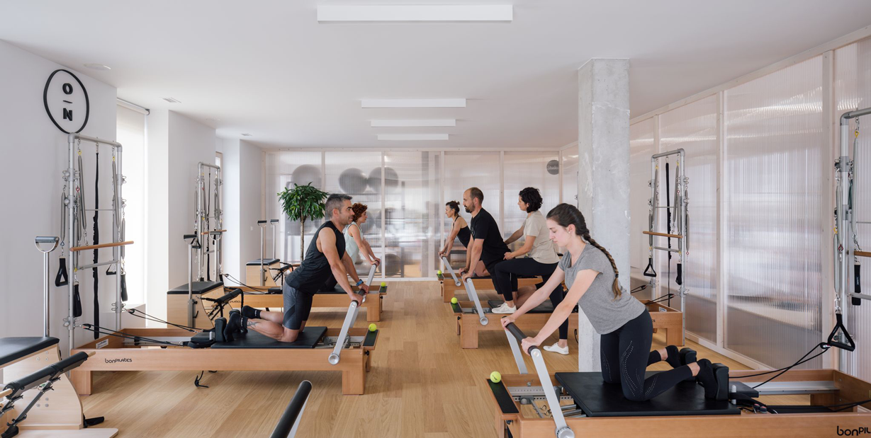 Ejercita tu musculatura, corrige la postura, gana movilidad y flexibilidad con las clases de pilates y entrenamiento funcional en On Pilates Clinic en Cabezón de la Sal.