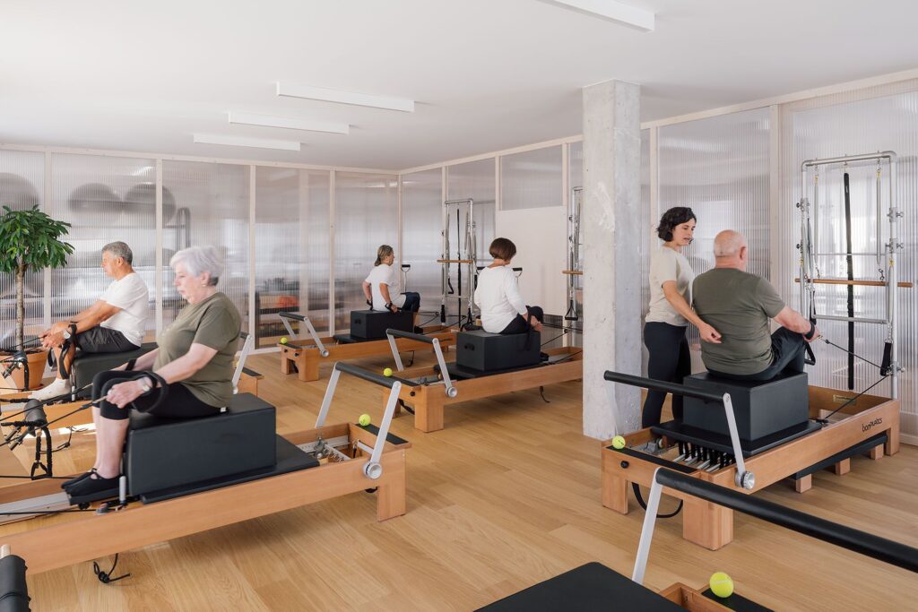 Sesión de Pilates con máquina para seniors mayores de 65 años en On pilates clinic en Cabezón de la sal.